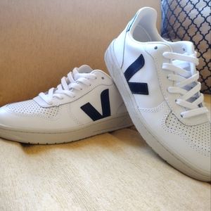 New without tags Veja V10 leather sneakers size 7